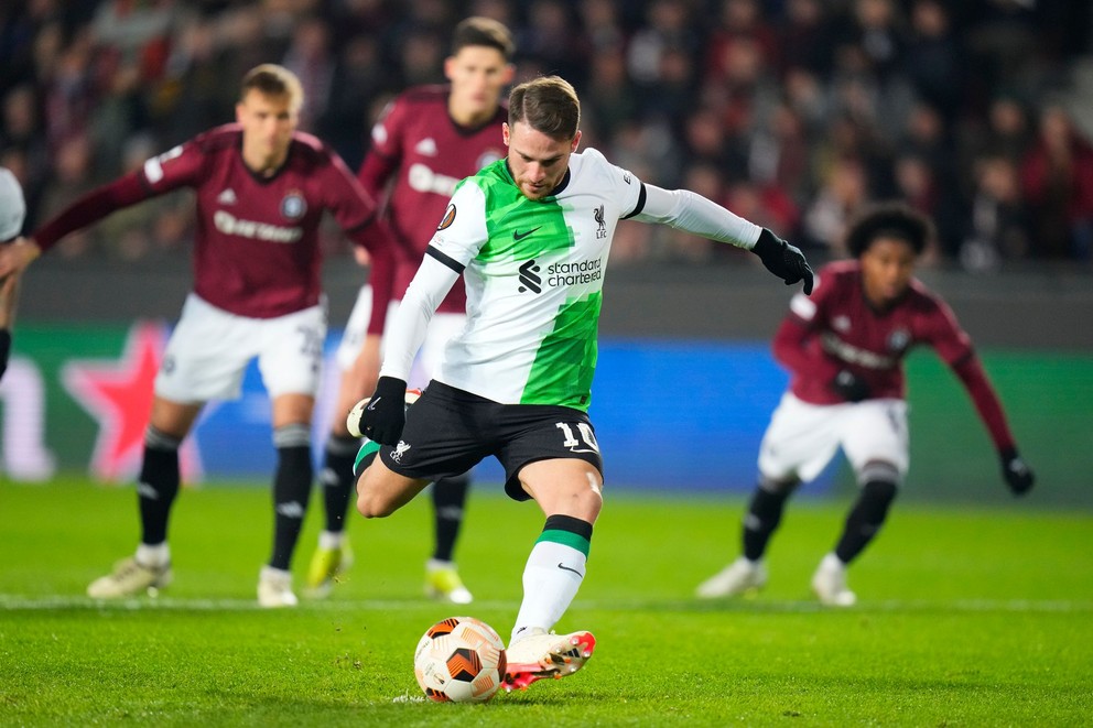 Alexis Mac Allister strieľa gól v zápase Európskej ligy AC Sparta Praha - FC Liverpool.