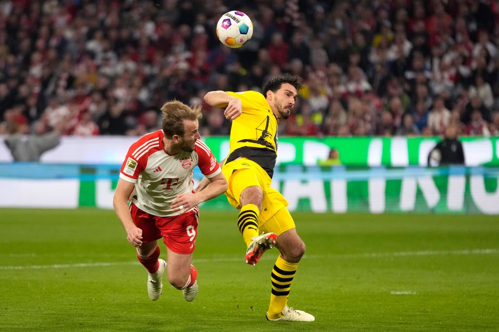 Obranca Dortmundu Mats Hummels v súboji s Harrym Kaneom.