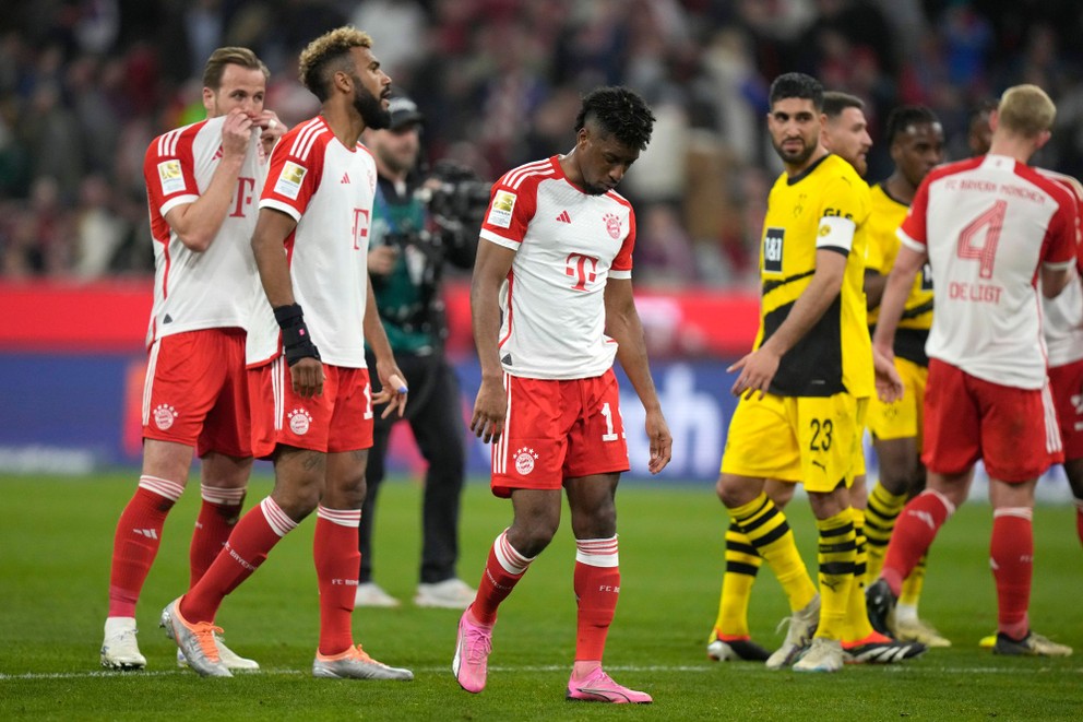 Smútok hráčov Bayernu po prehre s Dortmundom. 