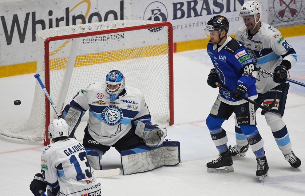 Peter Bjalončík (HK Poprad), vľavo brankár Libor Kašík (HK Nitra) v druhom zápase štvrťfinále play off hokejovej Tipos extraligy medzi HK Poprad - HK Nitra.