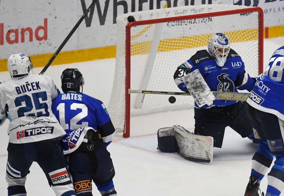 Adam Vay (HK Poprad), vľavo Samuel Buček (HK Nitra) v druhom zápase štvrťfinále play-off hokejovej Tipos extraligy medzi HK Poprad - HK Nitra.