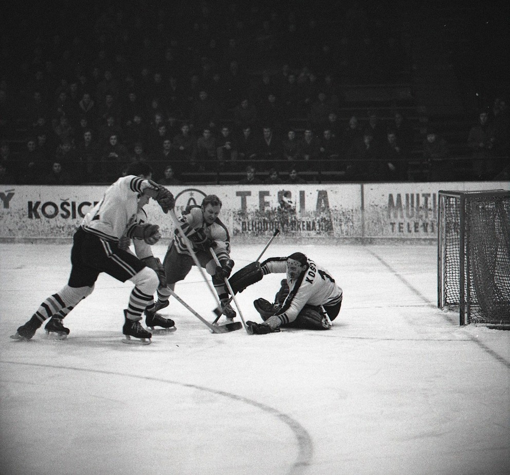 Jiří Holeček likviduje šancu Vorlíčka v zápase VSŽ Košice - Dukla Jihlava v sezóne 1969/70.