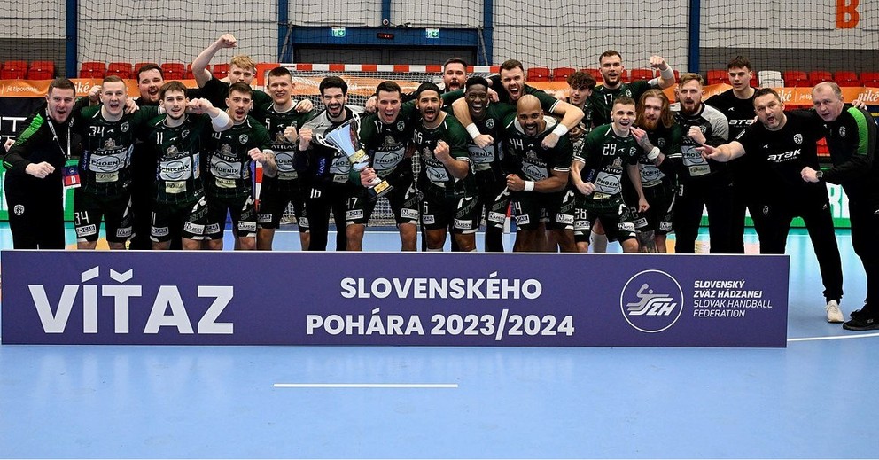 Hádzanári Tatrana Prešov s trofejou pre víťaza Slovenského pohára.