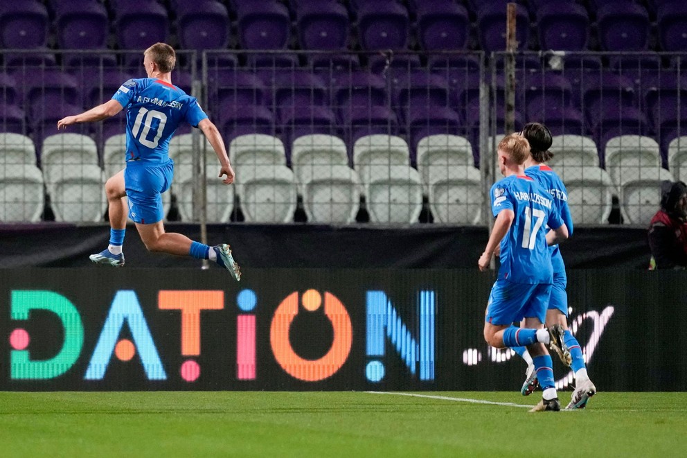 Albert Gudmundsson (vľavo) sa teší z gólu.