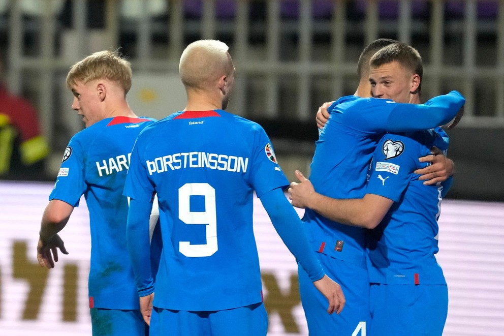 Radosť hráčov Islandu po výhre nad Izraelom. 