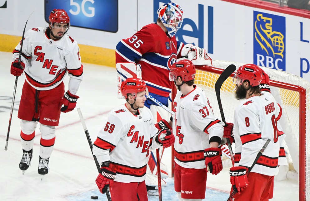 Hokejisti Caroliny Hurricanes sa tešia z gólu v zápase na ľade Montrealu.