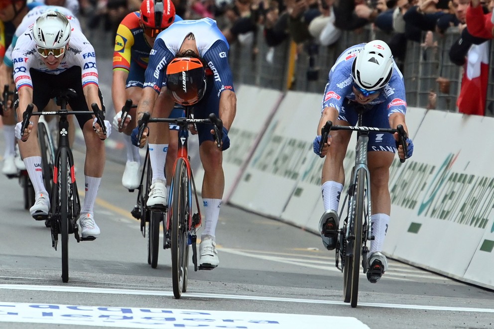 Jasper Philipsen (vpravo) zdolal Michaela Matthewsa v závere Miláno - San Remo 2024.