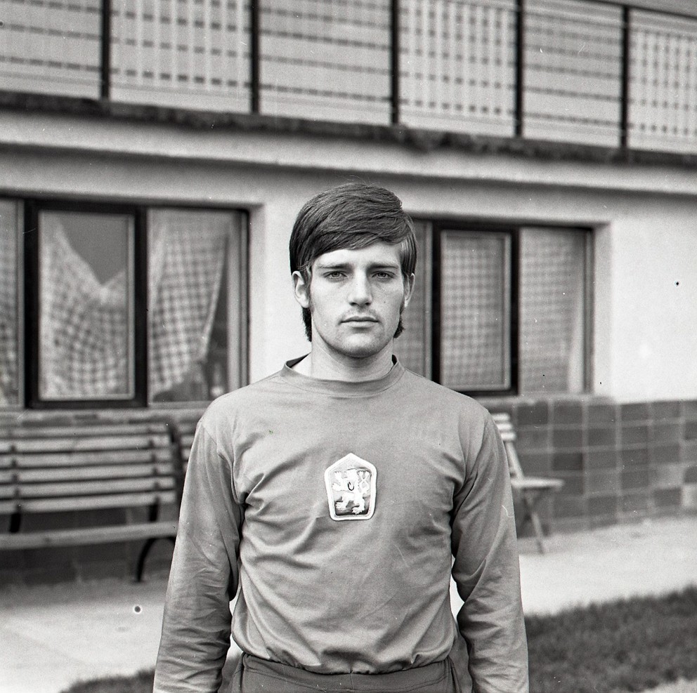 Devätnásťročný Ladislav Jurkemik ako člen československej reprezentácie do 23 rokov, ktorá v roku 1972 vyhrala európsky šampionát, keď vo finále zdolala Sovietsky zväz.