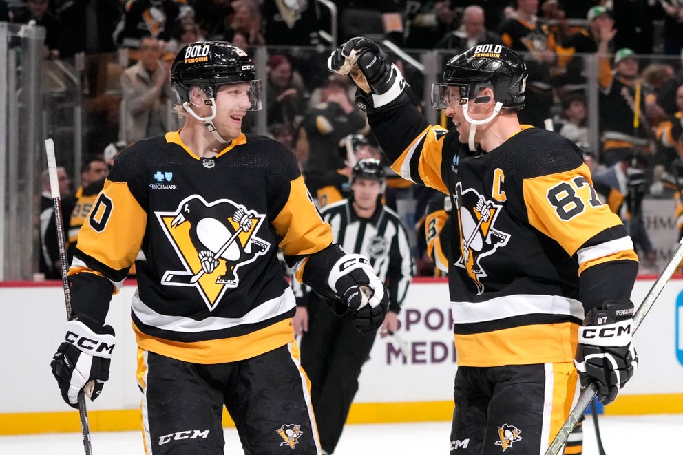 Hokejisti Pittsburghu Penguins Lars Eller (vľavo) a Sidney Crosby sa tešia z gólu. 