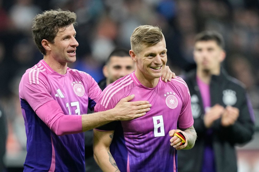 Nemeckí futbalisti Thomas Müller a Toni Kroos v nových dresoch ešte od Adidasu.
