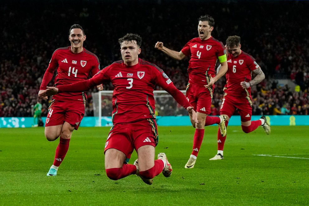 Hráči Walesu oslavujú gól. 