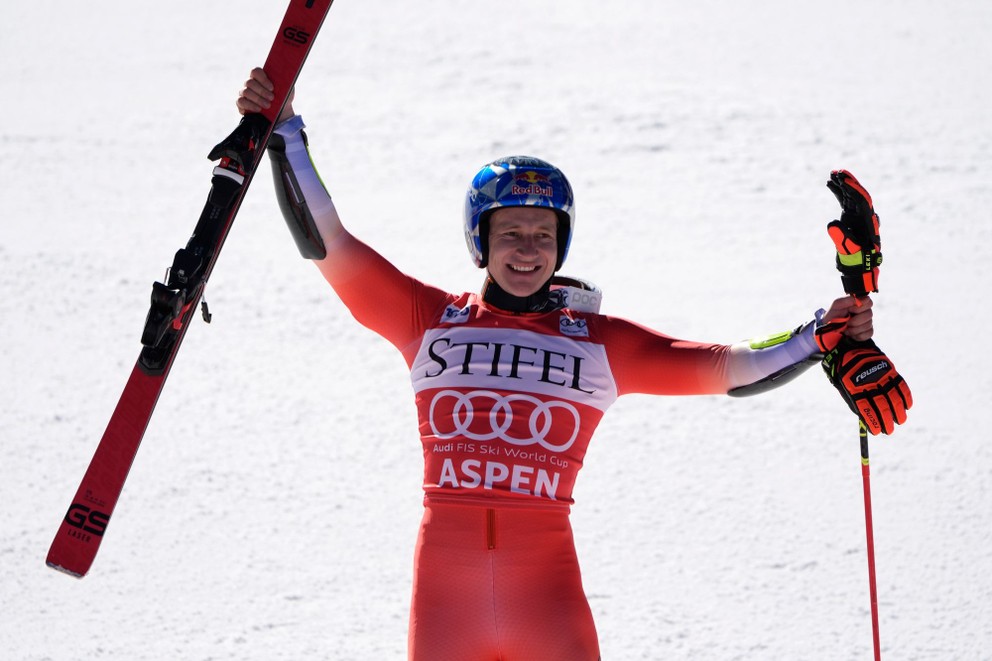Marco Odermatt vyhral posledných dvanásť pretekov obrovského slalomu. 