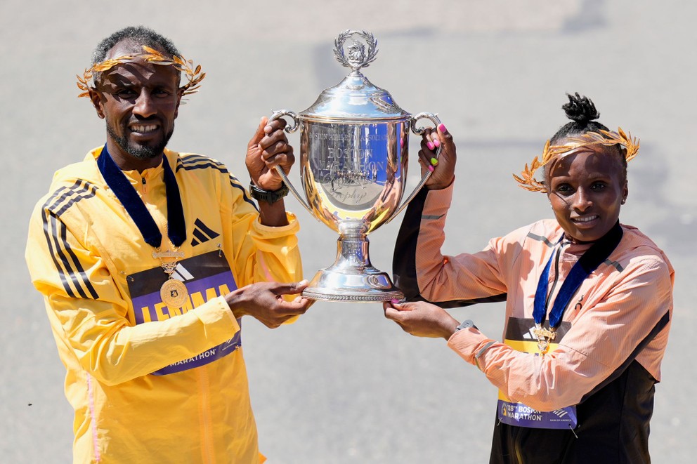 Víťazi Bostonského maratónu 2024, vľavo Sisay Lemma a Hellen Obiriová.