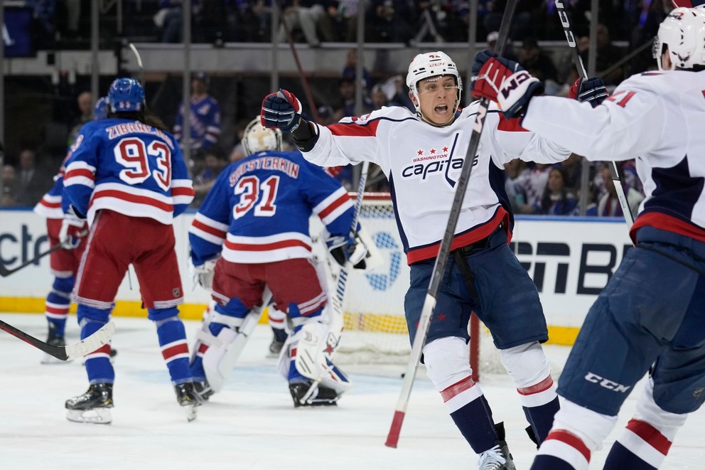 Martin Fehérváry sa raduje z gólu v play-off NHL.