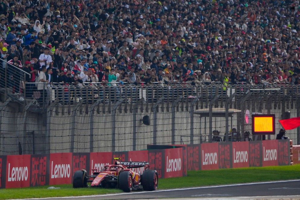 Carlos Sainz skončil v kvalifikácii Veľkej ceny Číny mimo trate. 