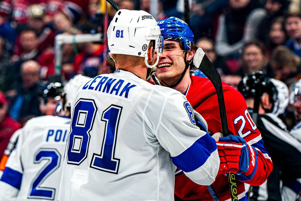 Juraj Slafkovský a Erik Černák v zápase Montreal - Tampa Bay v sezóne 2023/2024.