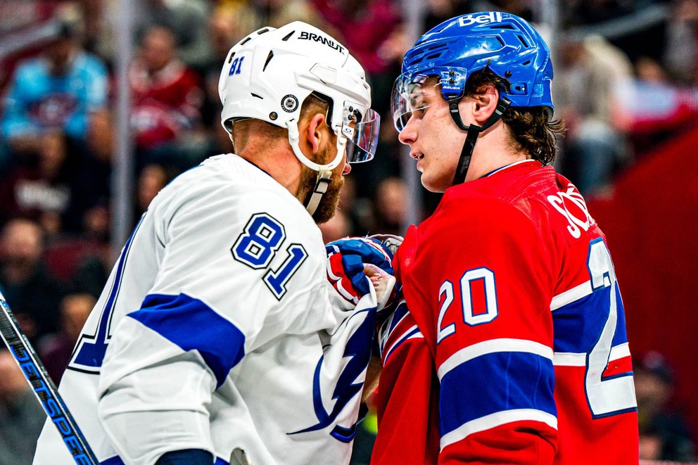 Juraj Slafkovský a Erik Černák v zápase NHL Montreal Canadiens - Tampa Bay Lightning.