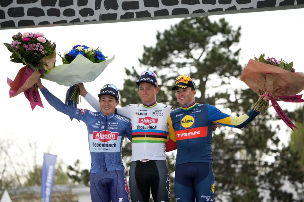 Trojica najlepších Paríž-Roubaix 2024, zľava Jasper Philipsen, Mathieu van der Poel a Mads Pedersen.