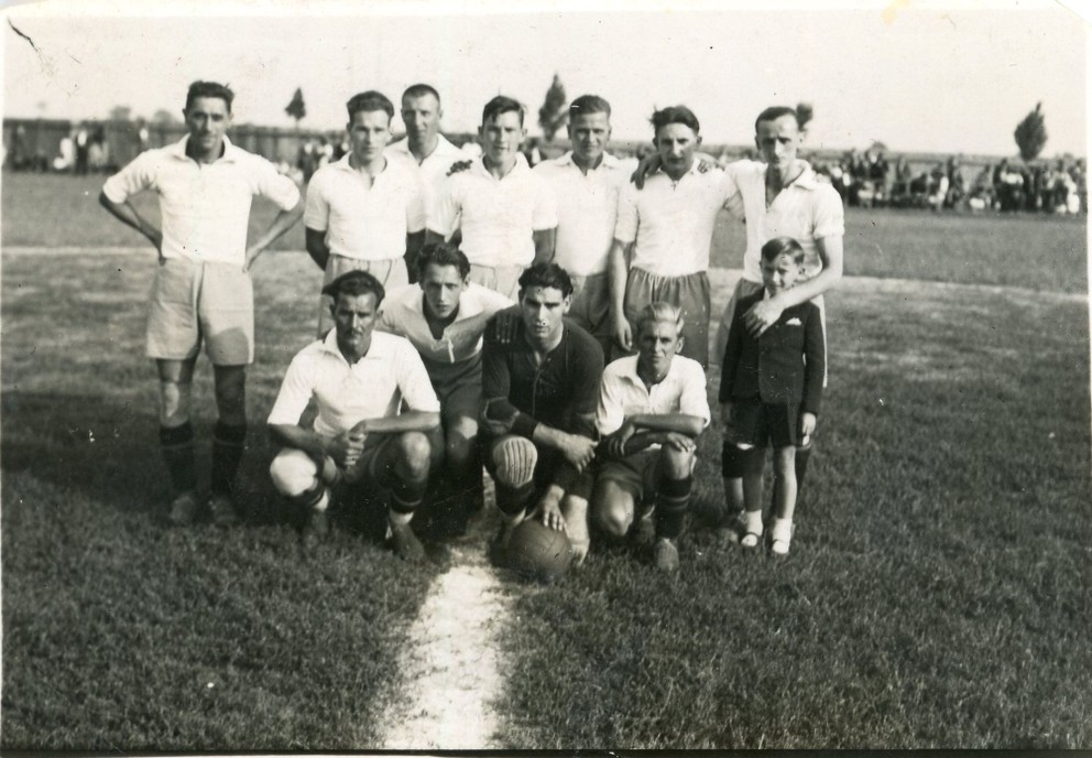 Futbalisti bratislavského VAS-u na svojom ihrisku v Ružinove v 30. rokoch minulého storočia. Práve tu odohrali svoj posledný zápas Gruber a Czelláry.