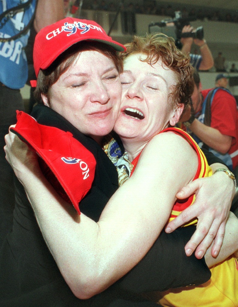 Natália Hejková a Iveta Bieliková po víťazstve v Eurolige s Ružomberkom v roku 1999. 