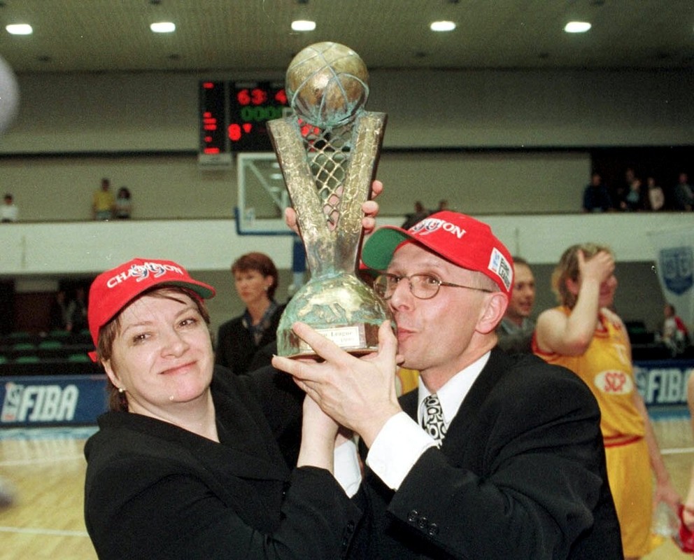 Natália Hejková a manažér ružomberského basketbalového klubu Jozef Smolek po víťazstve v Eurolige v roku 1999.