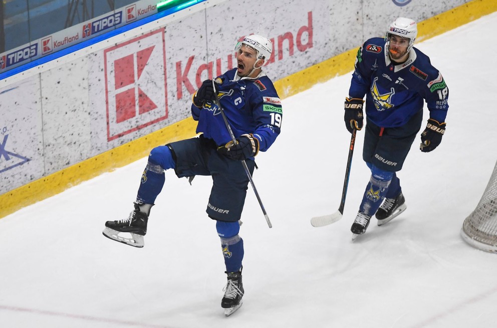 Na snímke vľavo Branislav Rapáč (Spišská Nová Ves) sa raduje z druhého gólu v siedmom zápase semifinále play off hokejovej Tipos extraligy HK Spišská Nová Ves - HC Košice.