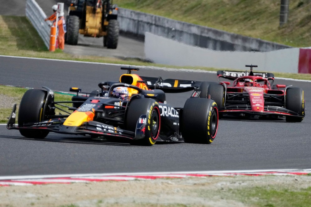 Max Verstappen a Charles Leclerc počas Veľkej ceny Japonska 2024.