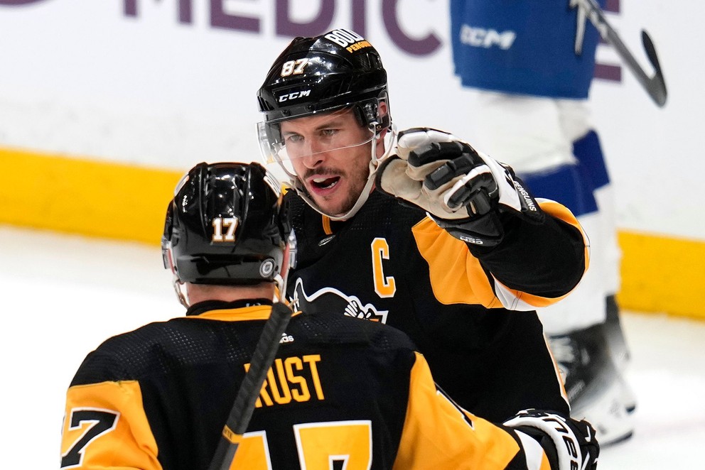 Kapitán Pittsburghu Sidney Crosby sa raduje s Bryanom Rustom. 