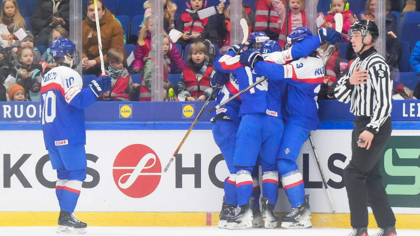 Slovenskí hokejisti sa radujú z gólu v zápase Slovensko - Lotyšsko na MS v hokeji do 18 rokov 2024.