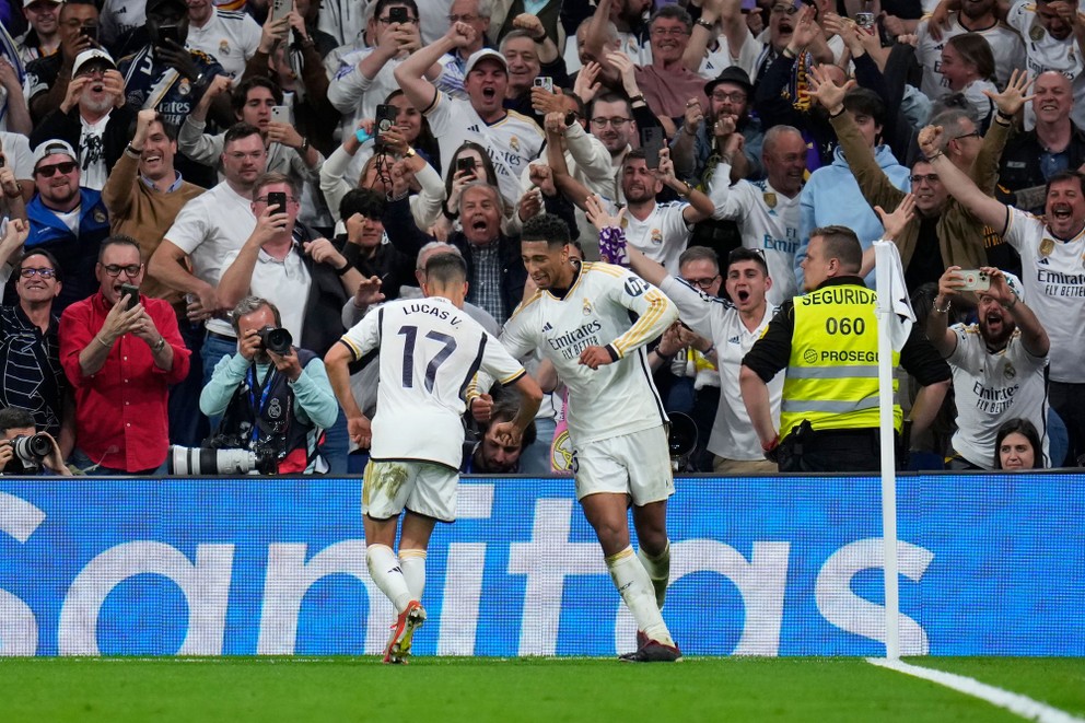 Jude Bellingham a Lucas Vazquez oslavujú tretí gól Realu Madrid.