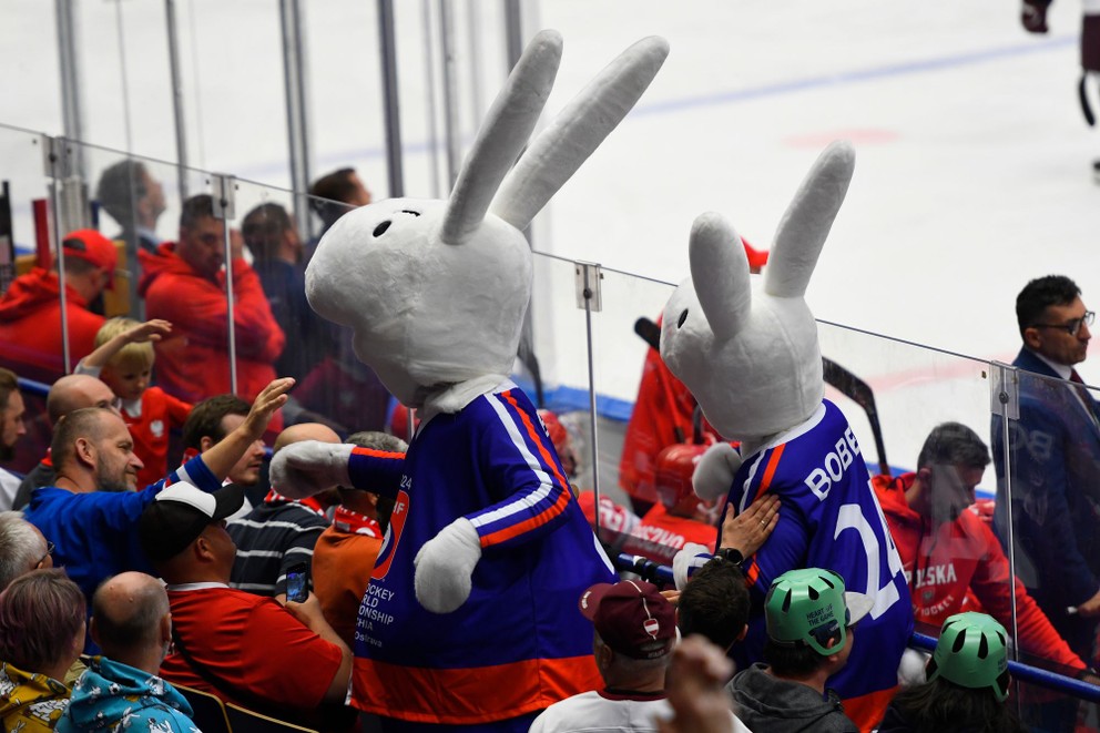 Maskoti Bob a Bobek počas MS v hokeji 2024 v Prahe a Ostrave.