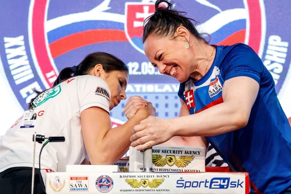 Slovenská reprezentantka Lucia Debnárová a bulharská reprezentantka Dimitrina Petrovová počas ME 2024 na Slovensku.