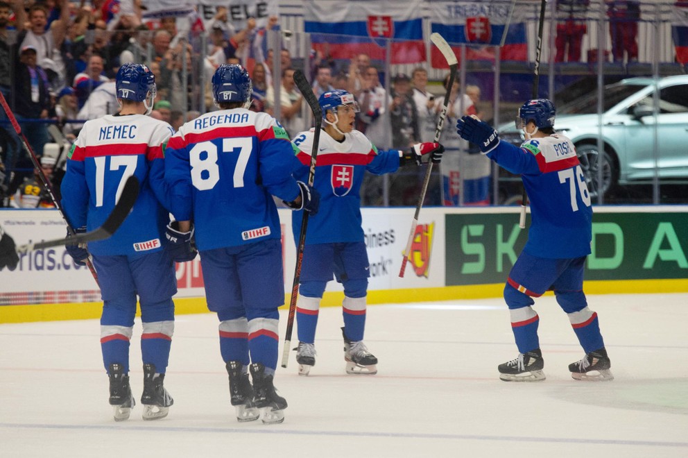 Na snímke slovenskí hokejisti zľava Šimon Nemec, Pavol Regenda, Martin Fehérváry a Martin Pospíšil sa tešia po strelení gólu v zápase základnej B-skupiny Slovensko - Nemecko na MS v hokeji 2024. 