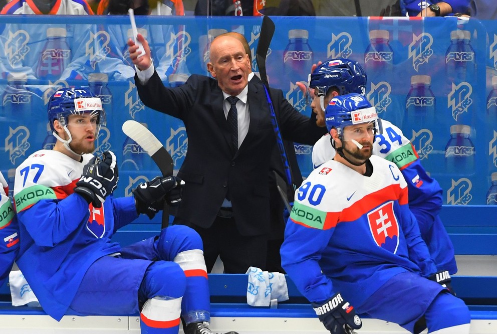 Tréner Craig Ramsay na slovenskej striedačke počas zápasu proti USA na MS 2024 v hokeji.