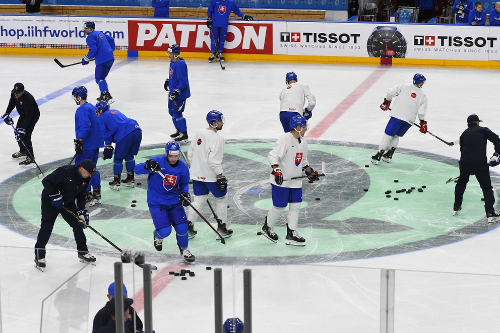 Slovenskí hokejisti počas tréningu v Prahe pred štvrťfinále Slovensko - Kanada na MS v hokeji 2024.