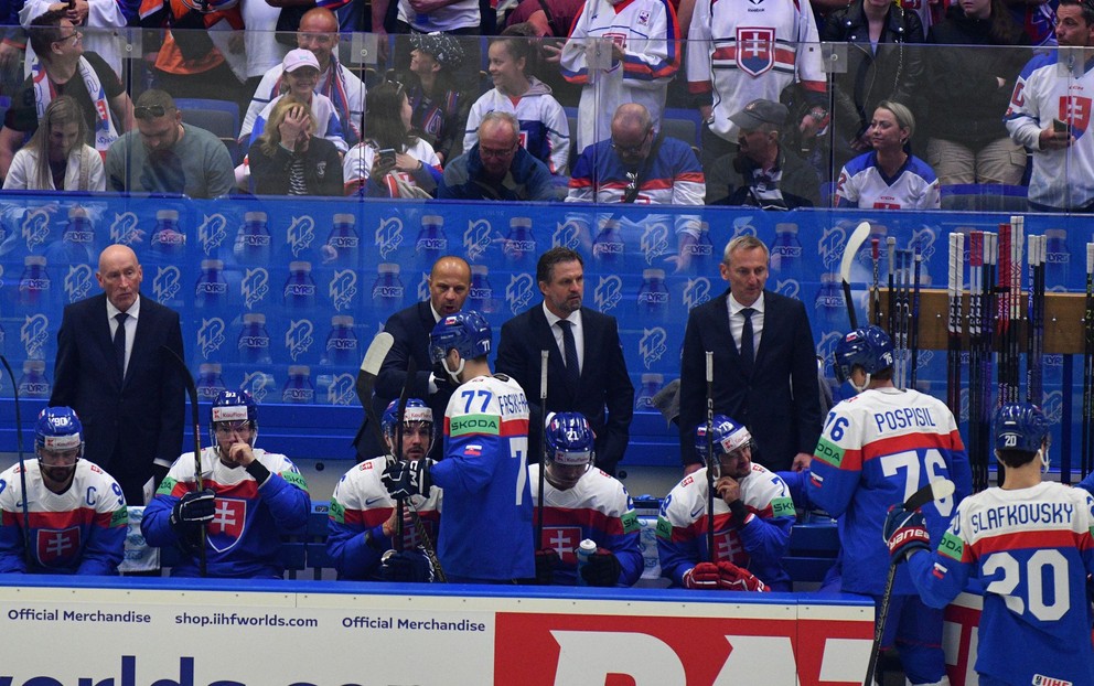 Pavol Lauko (vpravo hore) na lavičke slovenskej hokejovej reprezentácie počas MS v hokeji 2024. 