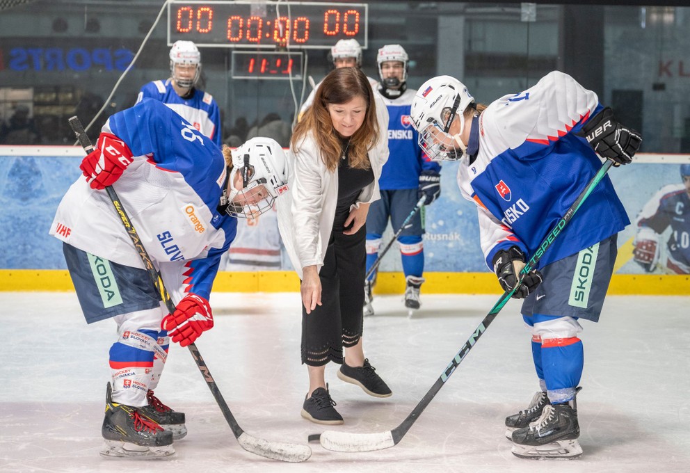 Podujatie "Deň so ženským hokejom". Na snímke prezidentka Kanadskej hokejovej federácie Katherine Hendersonová.