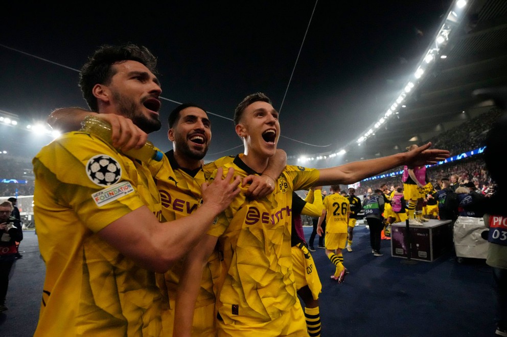 Futbalisti Borussie Dortmund oslavujú postup do finále Ligy majstrov.