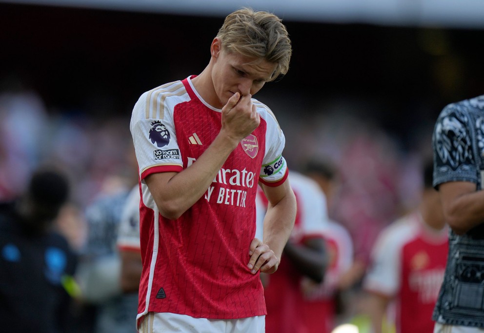 Martin Odegaard smúti po zistení, že Arsenal nezískal titul v Premier League. 