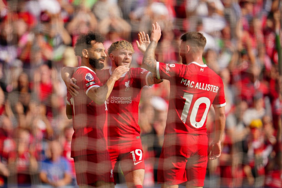 Futbalista Liverpoolu Mohamed Salah (vľavo) sa teší so spoluhrámi po strelení gólu
