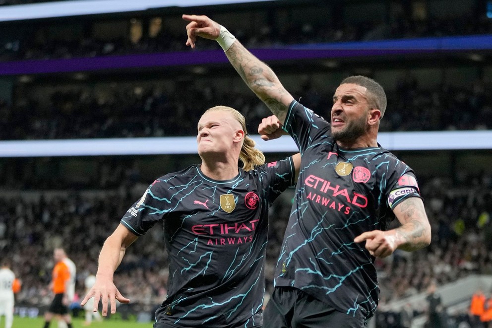 Erling Haaland (vľavo) a Kyle Walker sa tešia po strelenom góle v drese Manchester City.