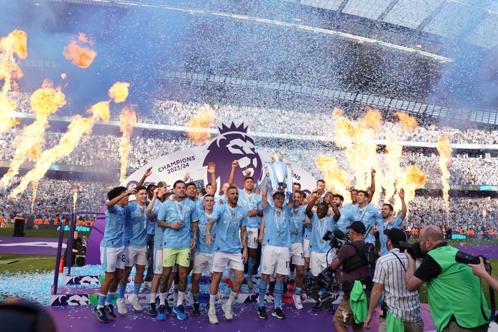 Manchester City oslavuje víťazstvo v Premier League. 