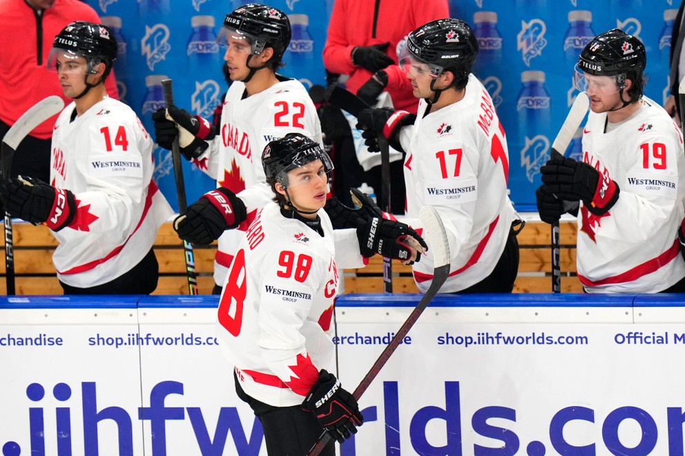 Connor Bedard sa raduje z gólu so spoluhráčmi na MS v hokeji 2024. Kanada vyhrala skupinu A. 