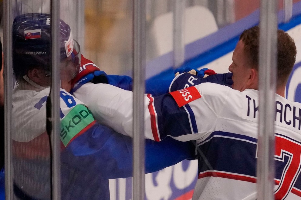 Martin Pospíšil a Brady Tkachuk v súboji počas MS v hokeji 2024 v Ostrave.
