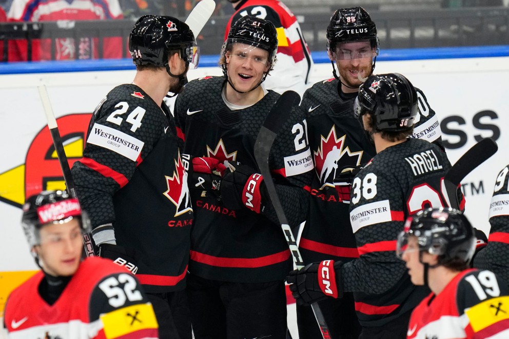 Hokejisti Kanady sa tešia z gólu Kaidena Guhleho (v strede) na MS v hokeji 2024.
