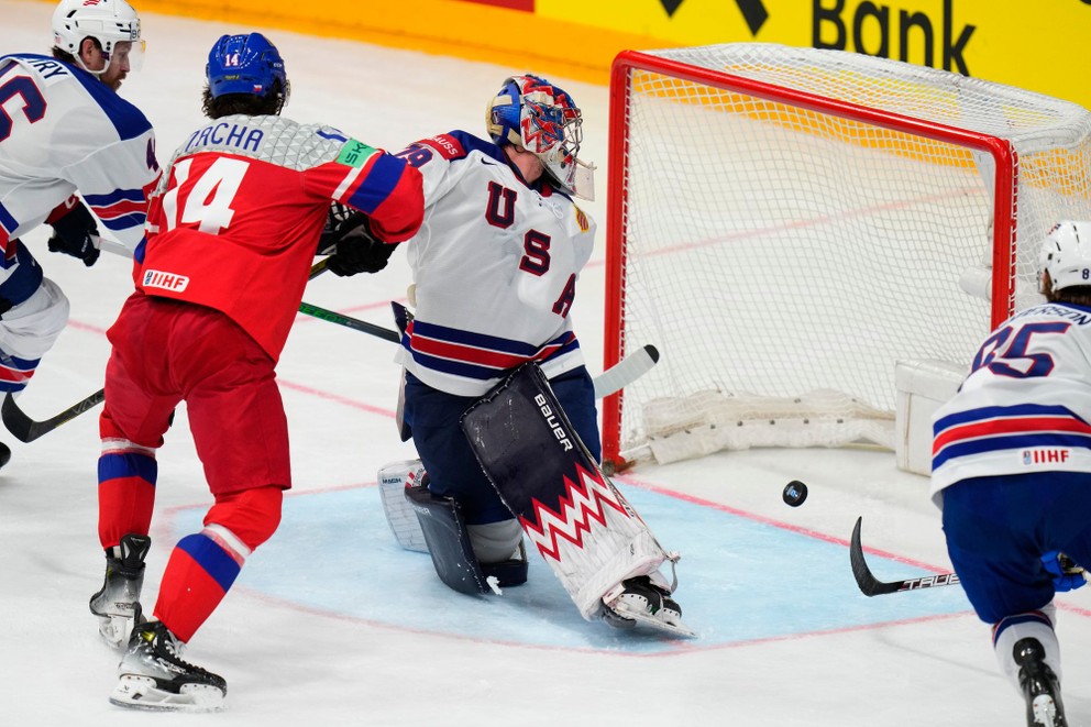 Český hokejista Pavel Zacha prekonáva amerického brankára Charlieho Lindgrena. 