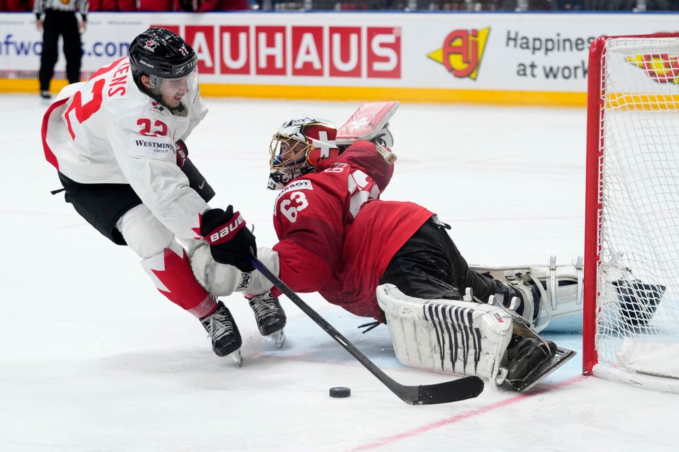 Leonardo Genoni chytá samostatný nájazd v semifinále Kanada - Švajčiarsko na MS v hokeji 2024.