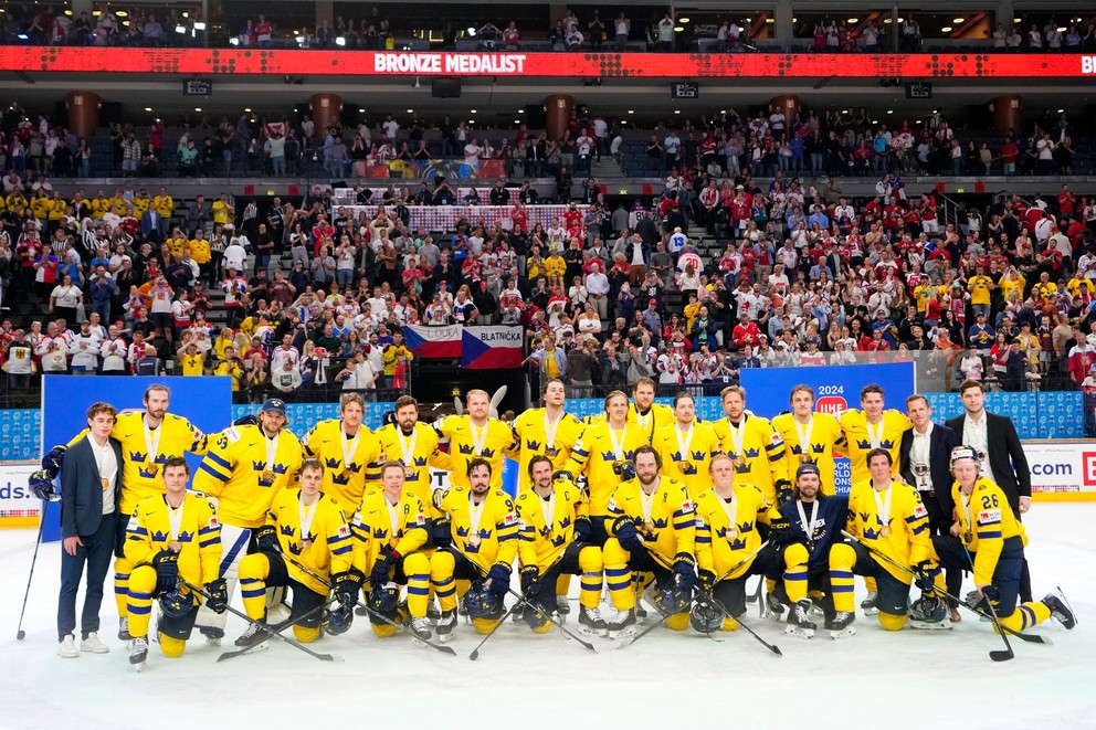Hokejisti Švédska pózujú s bronzovými medailami z MS v hokeji 2024.