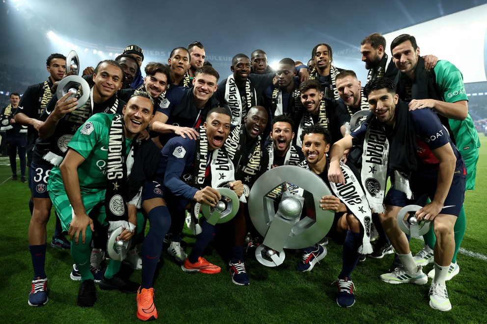 Futbalisti PSG oslavujú zisk majstrovského titulu.