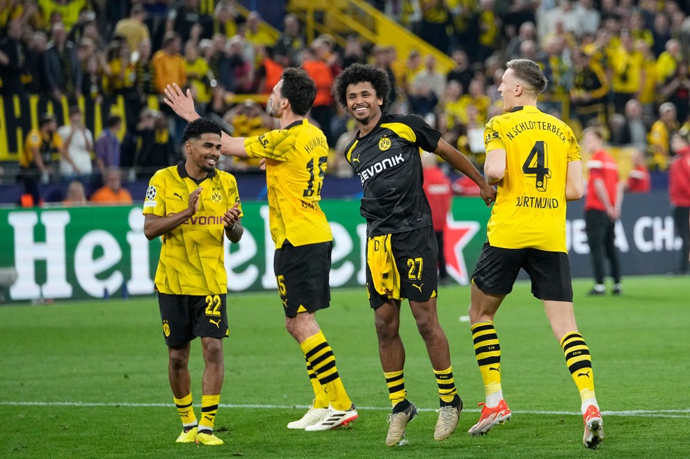 Futbalisti Borussie Dortmund oslavujú výhru nad PSG.
